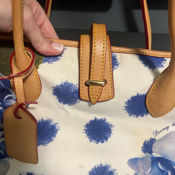 Authentic Dooney and Burke blue hydrangea tote - Picture 4 of 11